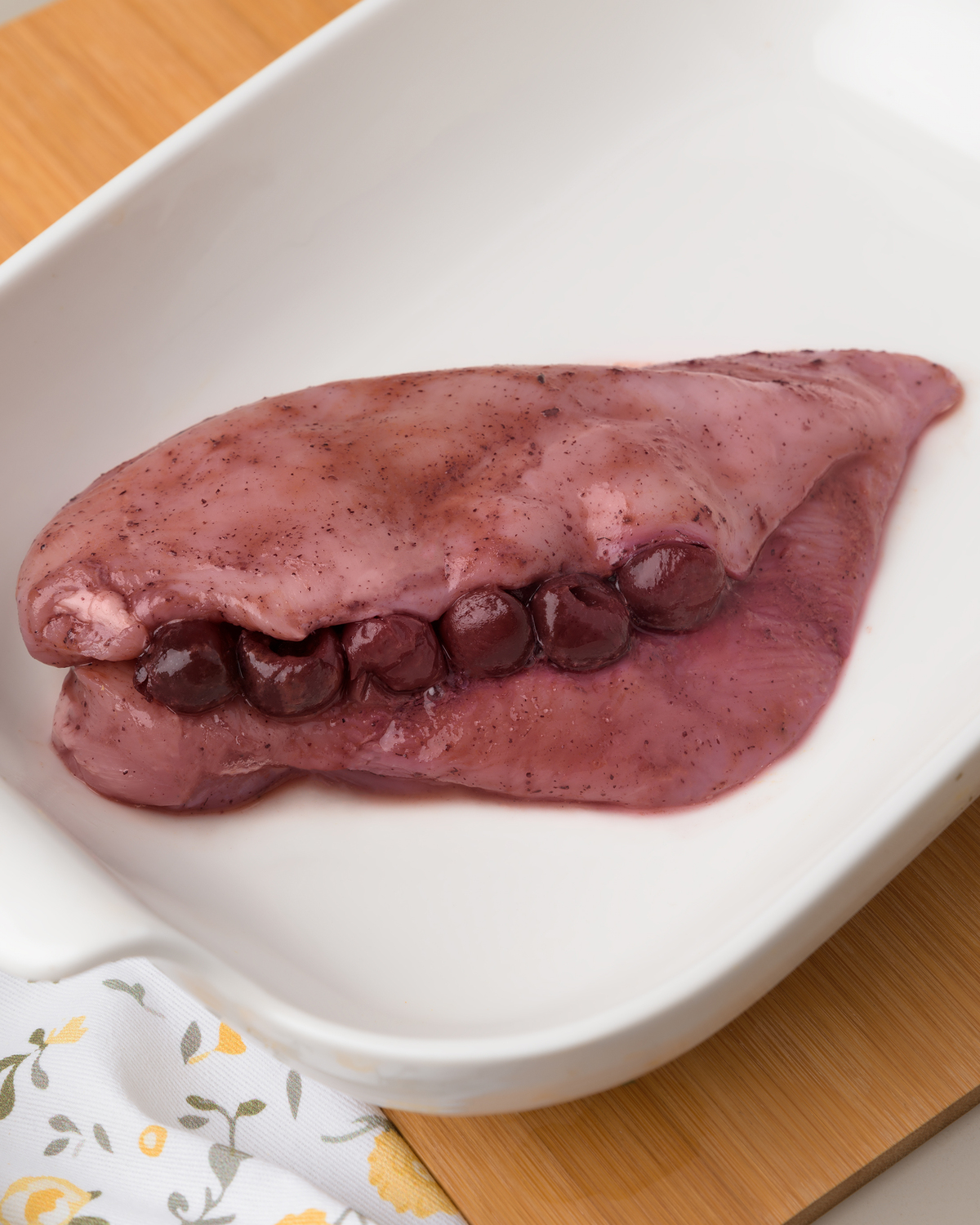 Стейк из филе куриной грудки в маринаде Можжевеловый с вишней