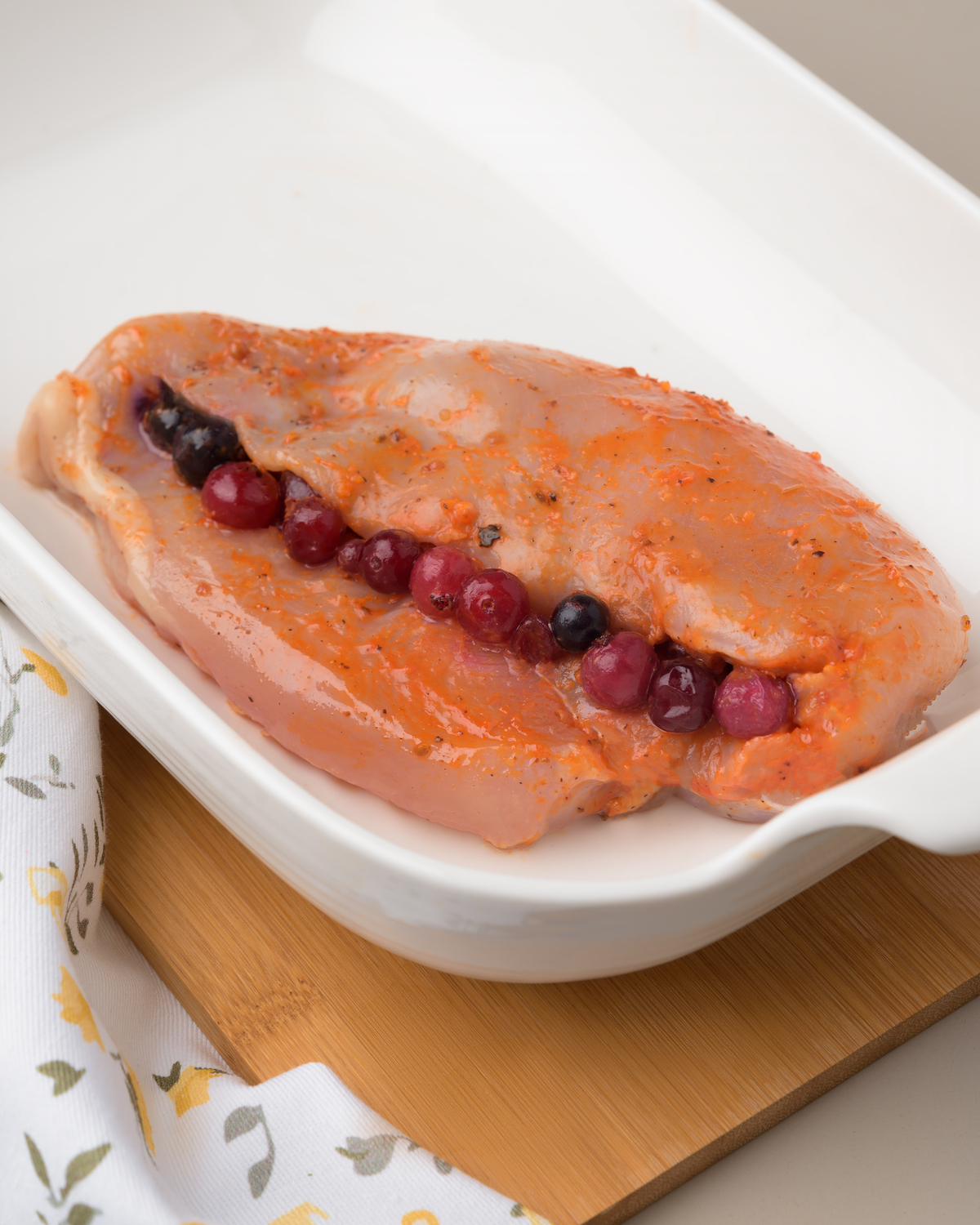 Стейк из филе куриной грудки в маринаде Брусничный с брусникой